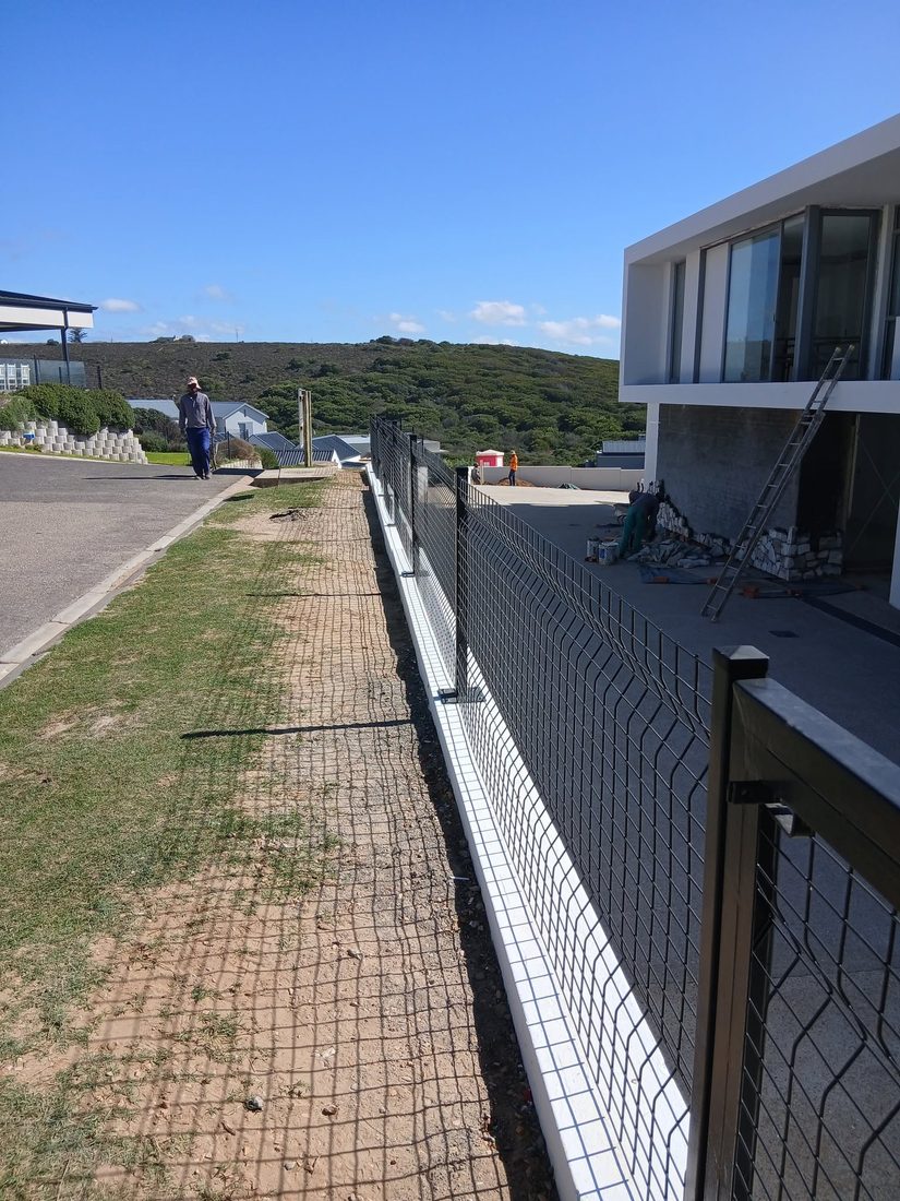 Clearview boundary fencing along the street frontage of a coastal home, Vleesbaai