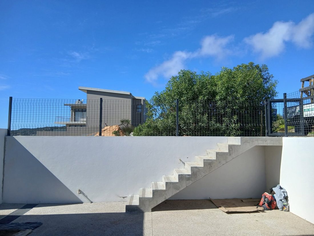 Clearview mesh panels stepped along a boundary wall with stairs, Vleesbaai